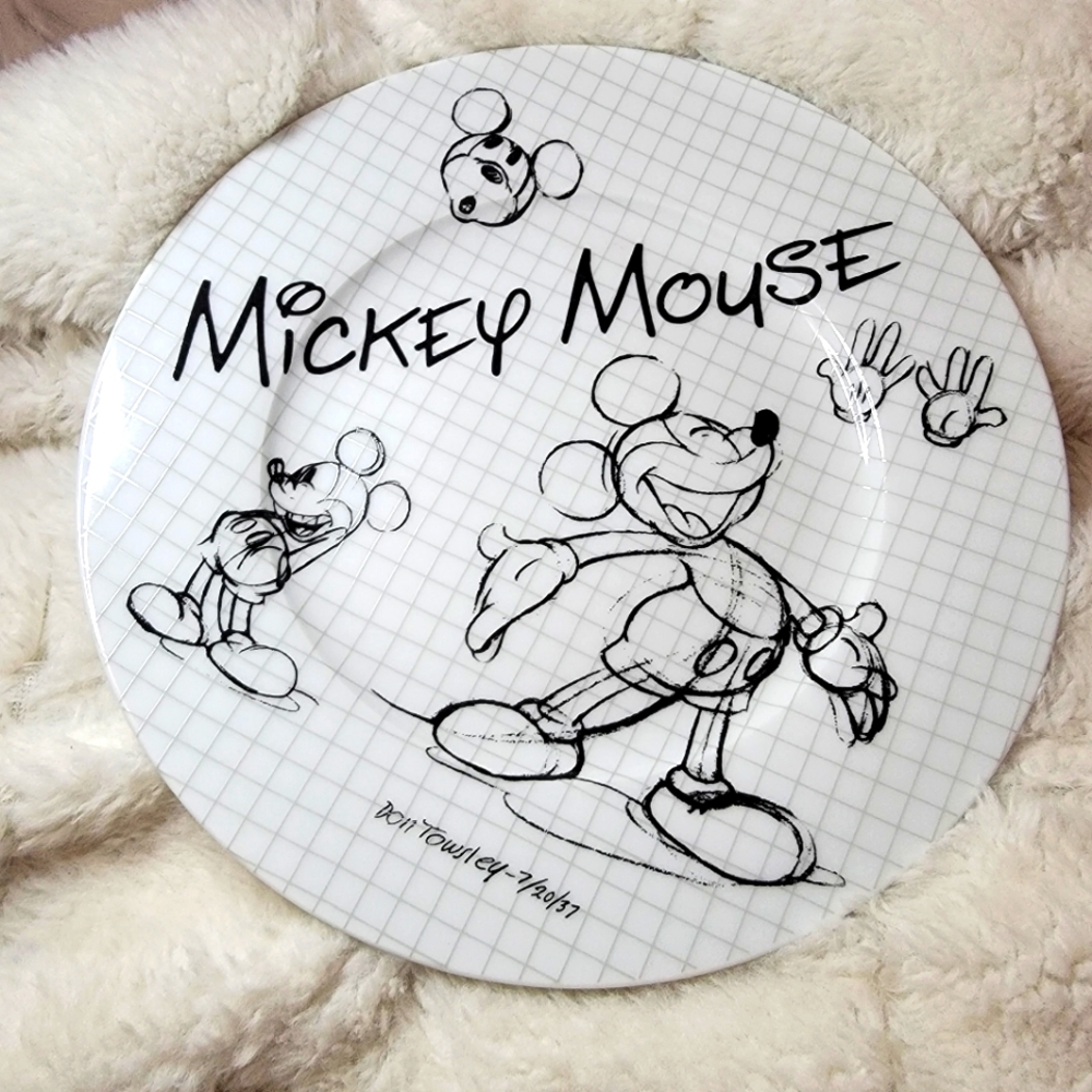 ⏬️CLEARANCE 🎉EXCLUSIVE LIMITED EDITION🎉 Mickey Mouse Salad Plate Set!